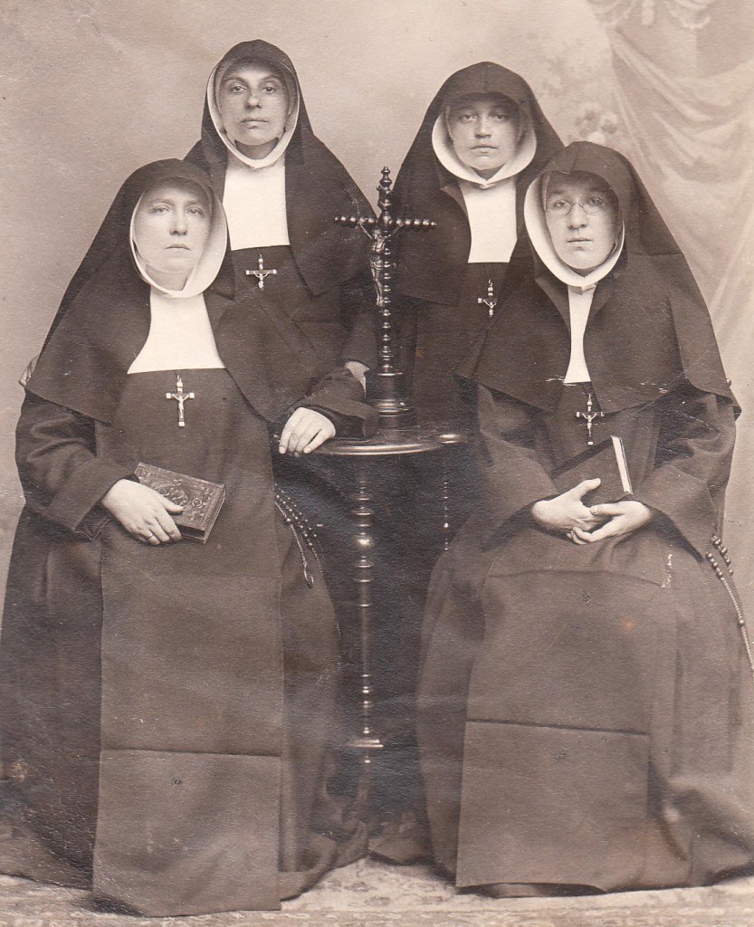 De eerste zusters die in 1906 naar Brazilië vertrekken. Van links naar rechts: zuster Xaveria Snijders, zuster Hilaria Keukens, zuster Febronia Lemmens en zuster Frederica Gigengack .