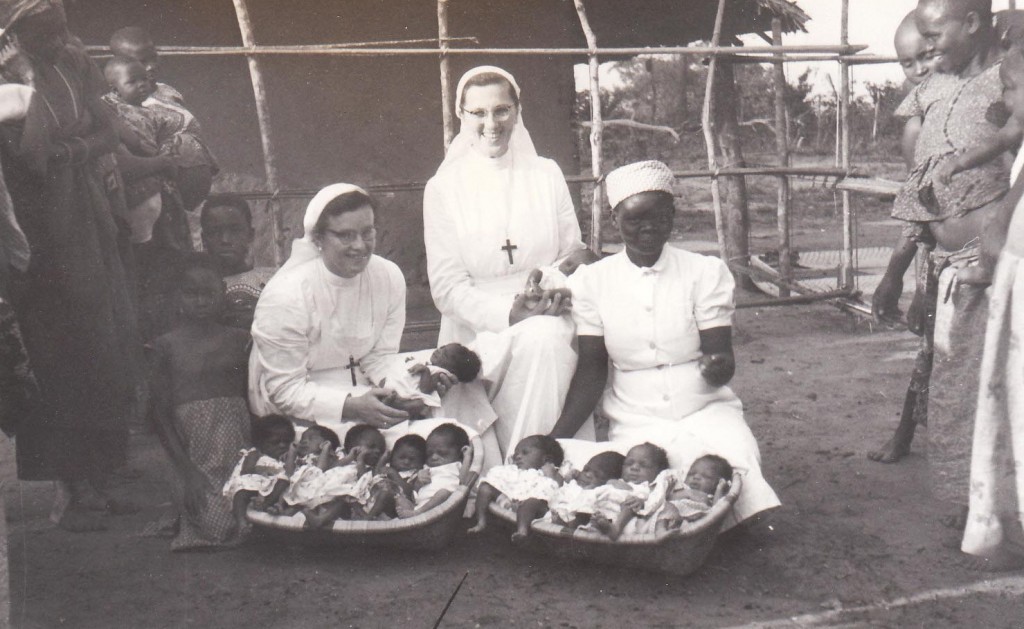 Baby’s uit de mater- niteit in Kabuluanda. De mandjes dienen als wieg. V.l.n.r.: zuster Eugenia Vogels, zuster Corda van den Hout en een Congolese zuster.