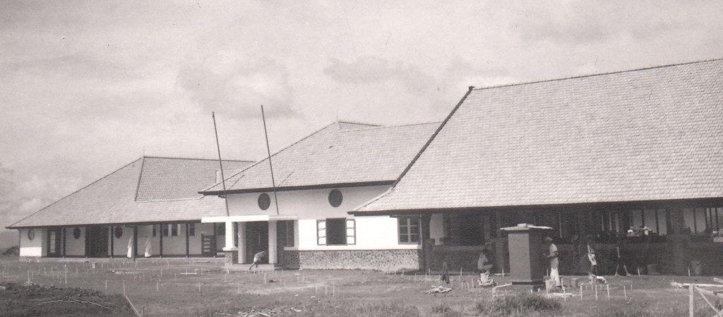 Het nieuwe gebouw van het doveninstituut in Wonosobo, rondom de oplevering in februari 1939.